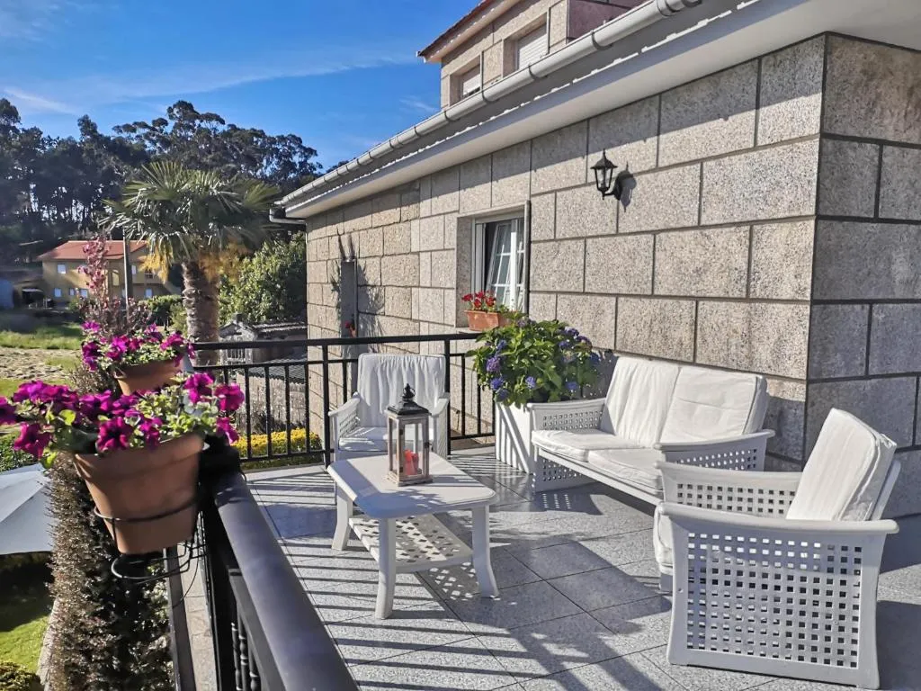 Terraza exterior con vistas a la sierra