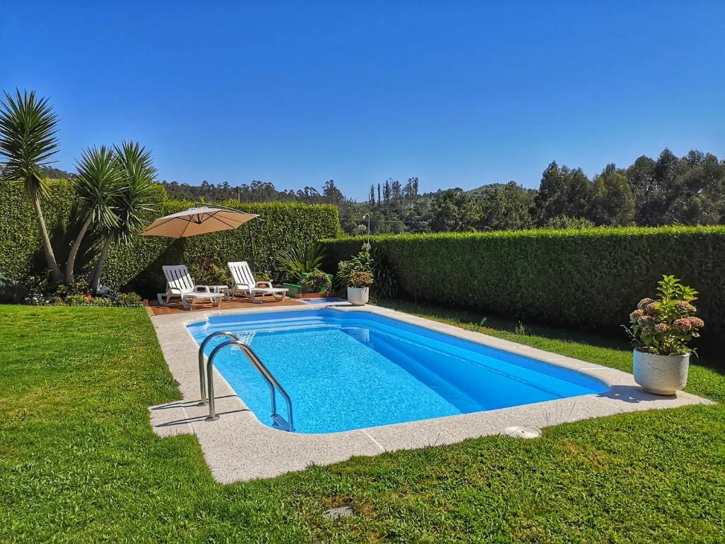Piscina privada con solárium